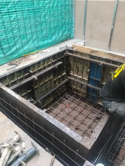 Formaleta y acero de refuerzo de un foso de ascensor en construcción