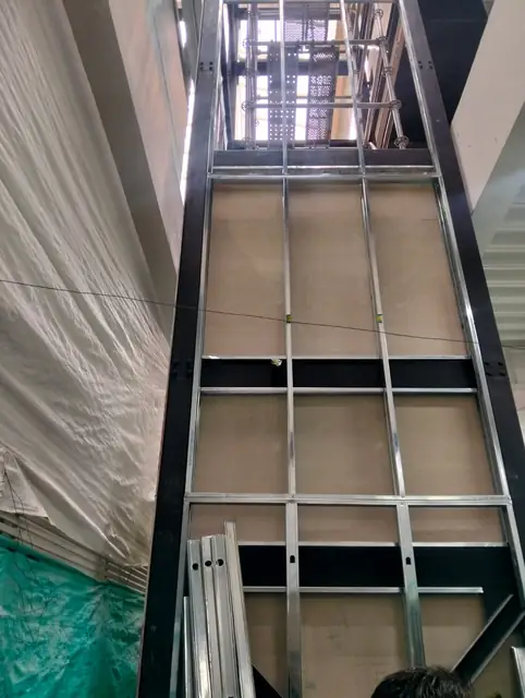 Estructura metálica y paneles del hueco del ascensor