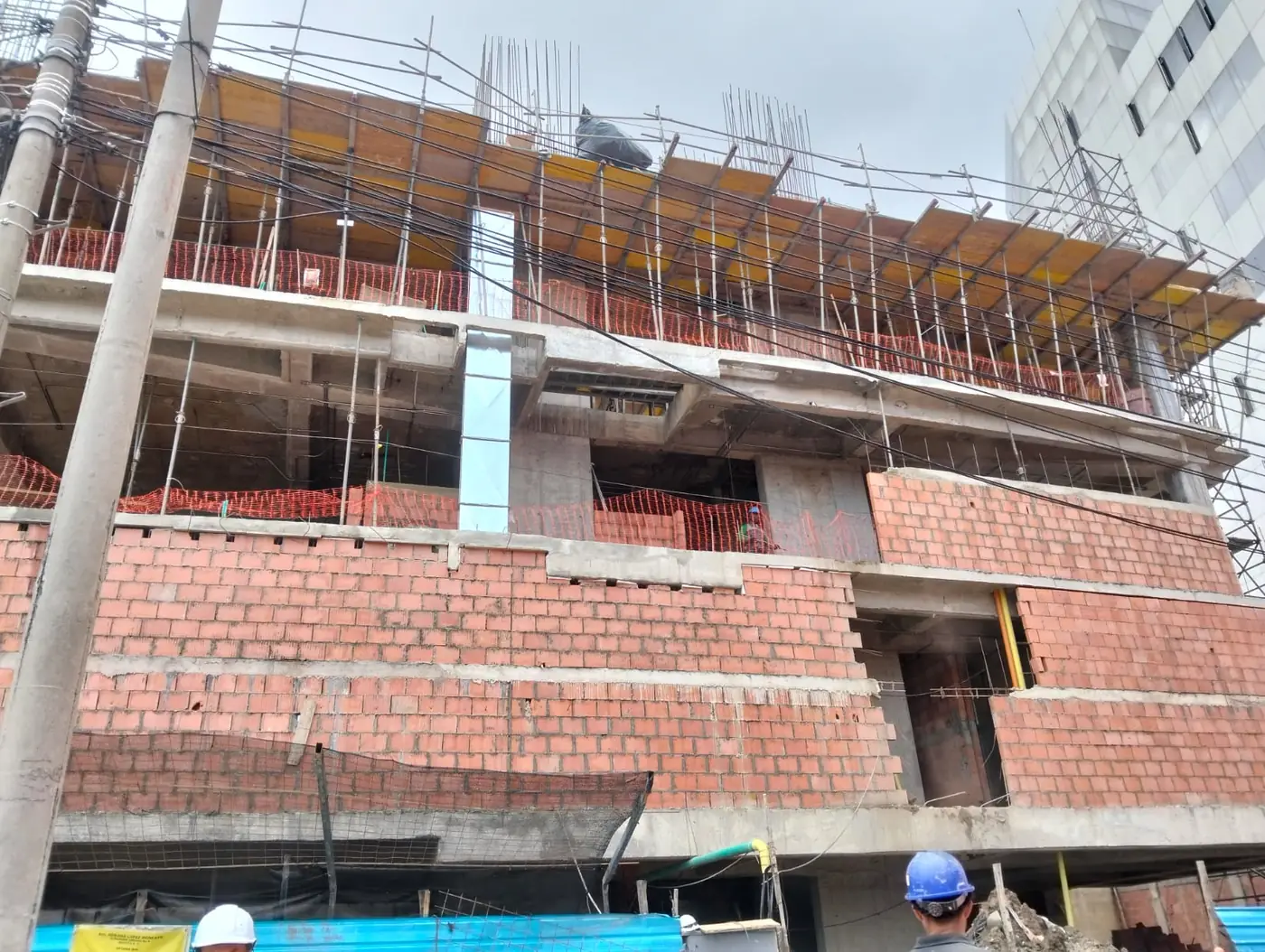 Mampostería en ladrillo y estructura de concreto en construcción