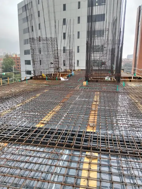 Acero de refuerzo de una placa y columnas de concreto