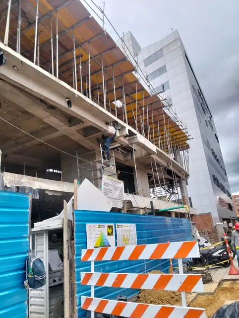 Estructura de concreto en construcción con andamios y formaleta de entrepiso