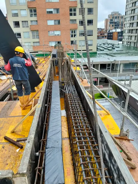 Armado de acero de refuerzo y formaleta de una viga