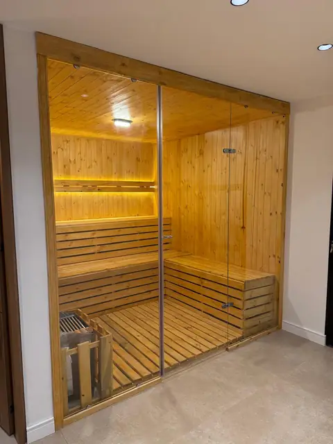 Sauna en madera con puerta de vidrio