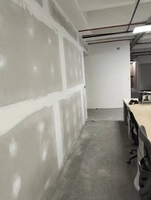 Instalación de muro en drywall en la remodelación de oficinas