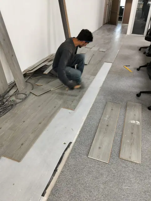 Instalación de piso en la remodelación de oficinas