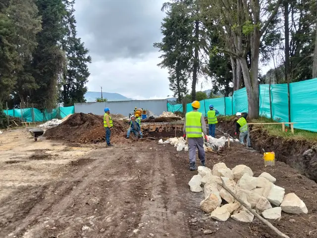Cuadrilla de obra en la excavación para la subestación eléctrica en Sibaté