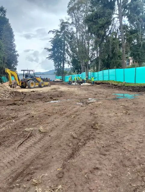 Terreno excavado y nivelado con retroexcavadora