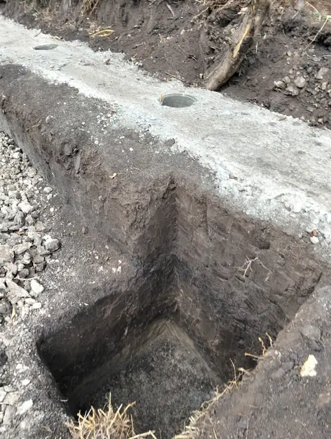 Elemento de cimentación en concreto y excavación adyacente