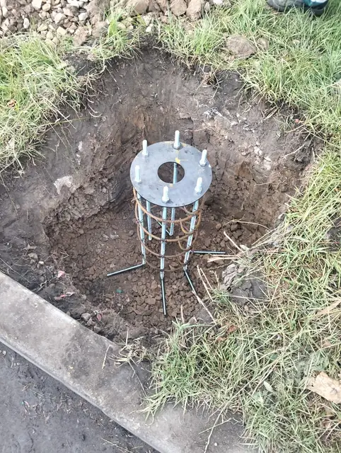 Canastilla de acero con pernos de anclaje y placa base en la cimentación